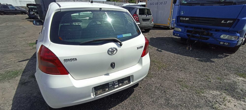 klapa bagażnika szyba  tył  toyota yaris  1.4 d4d  lak 068