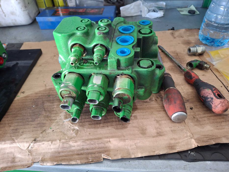 Blok zaworowy John Deere