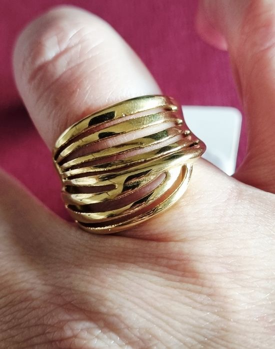 Anel dourado, em aço, ondulado. Diferente e elegante. T17