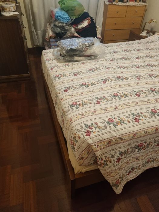 Cama de casal e duas mesas de cabeceira