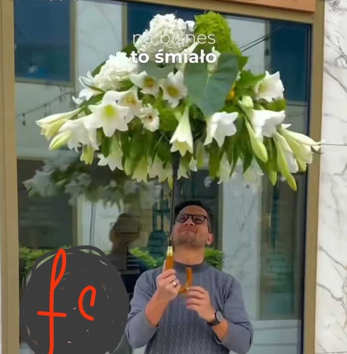 Parasol z żywych kwiatów.