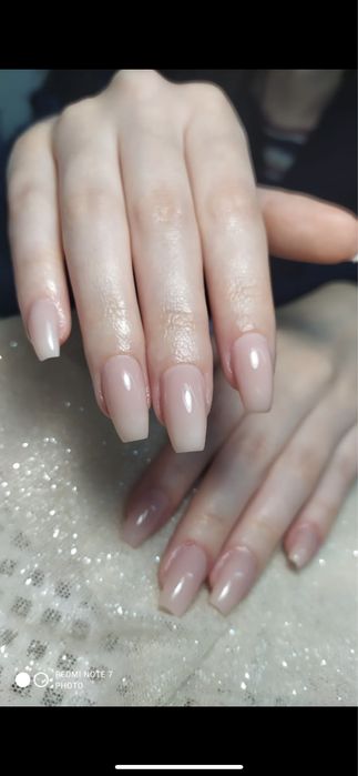 Unhas de gel e vibra de vidro