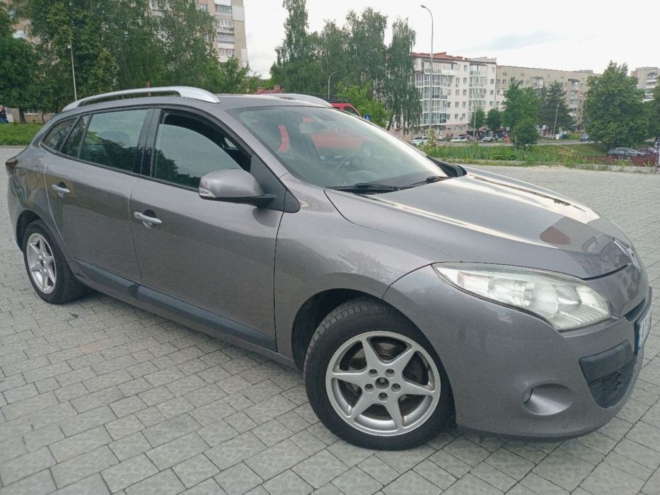 Renault Megane 3 універсал в сірому кольорі гарний стан 1,5 dci 6 ступка