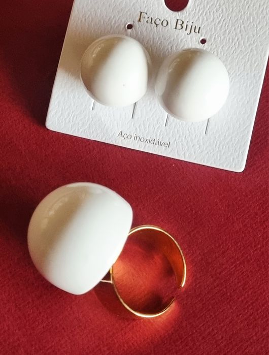 Conjunto dourado (brincos e anel), em aço, com bolas brancas em acrílico.