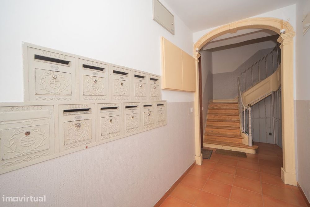 Apartamento T2+1 com cave e espaços adicionais na Tv. Nazaré, Lisboa