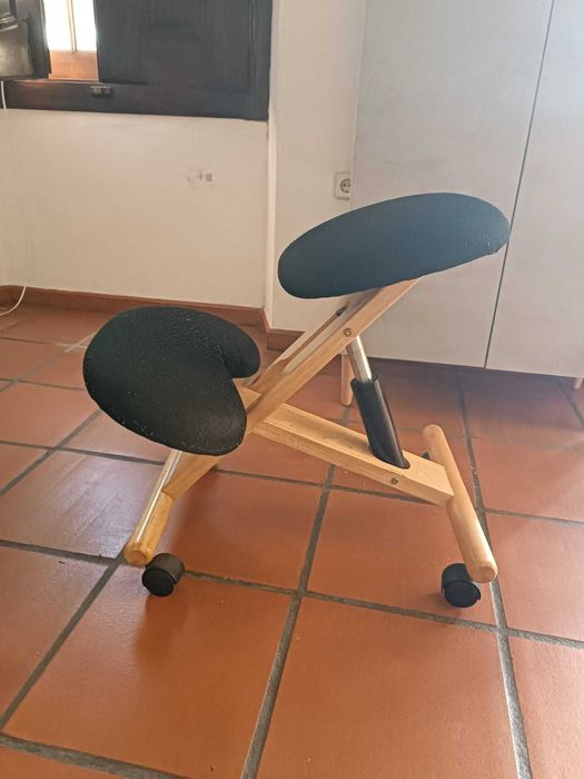 Cadeira ergonómica de joelhos em madeira com ajuste e rodízios