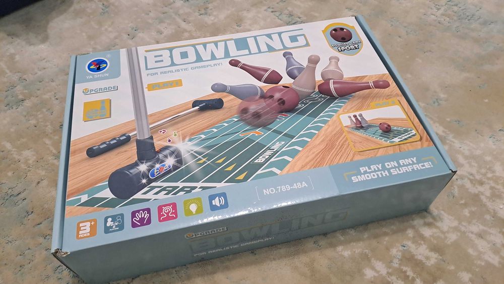 Боулінг з кеглями, м’ячем, ігрове поле