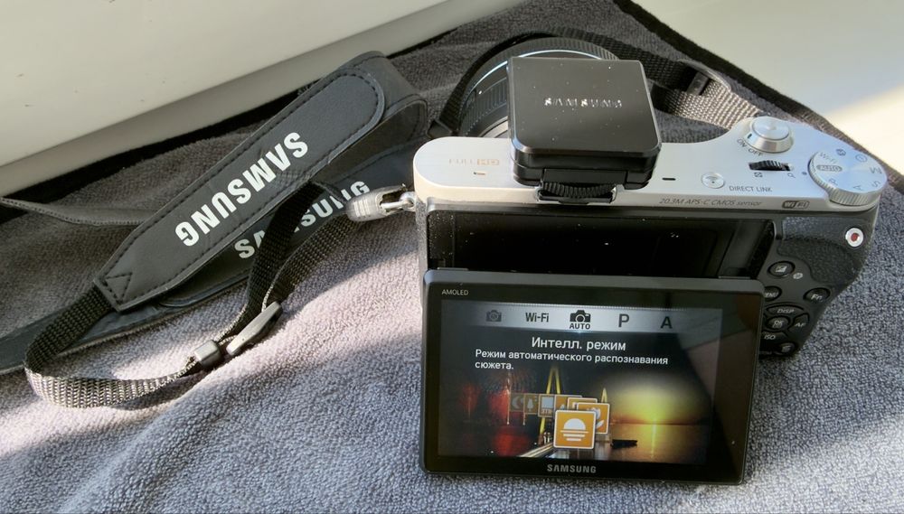 Бездзеркальна фотокамера Samsung NX300 + об'єктив 20-50mm II, модуль спалаху