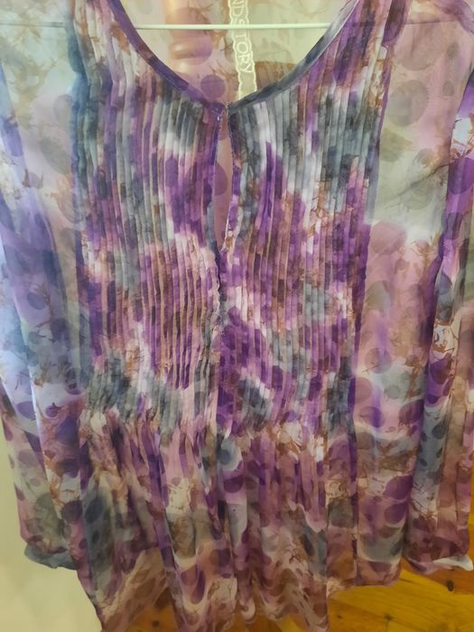 Blusa colorida e fresca