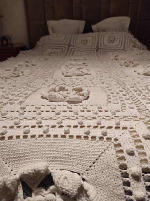Vendo colcha em crochê, padrão quadrado