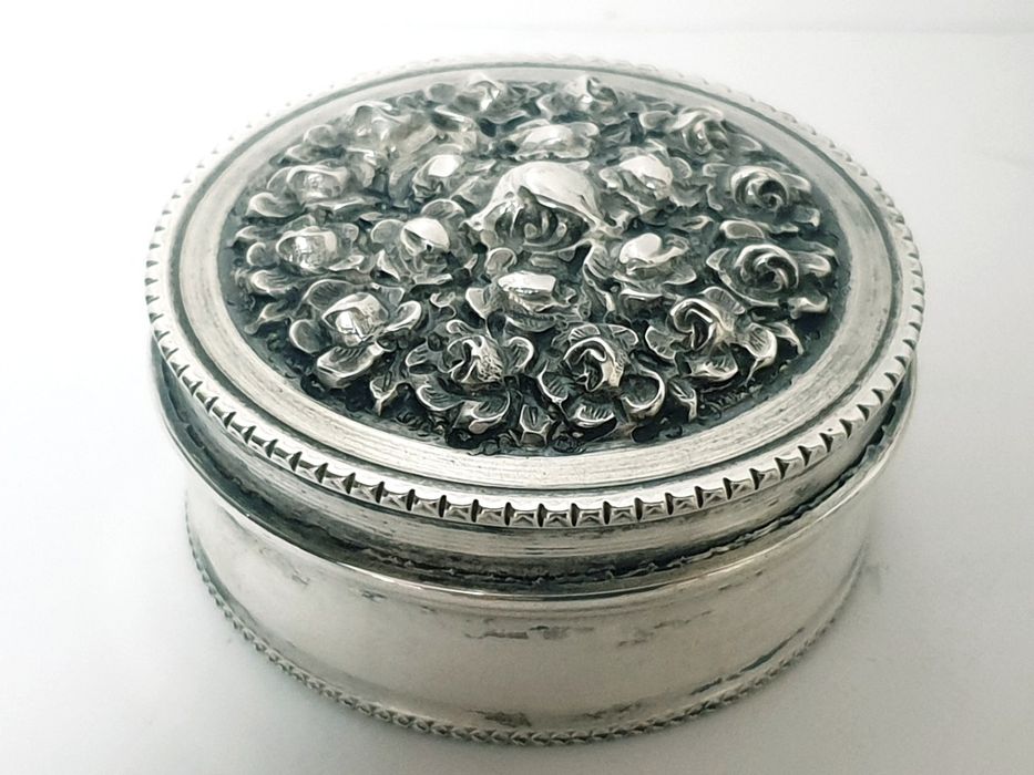 Beautiful antique box with floral relief decoration in Portuguese silver
