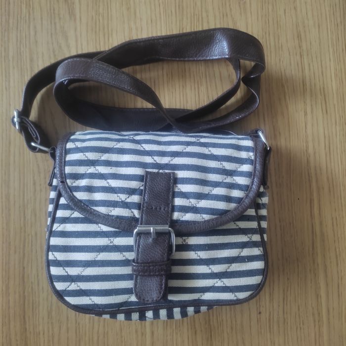 Mała torebka listonoszka brązowa