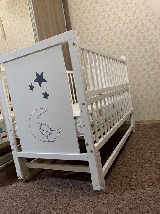 Дитяче ліжечко з маятником та матрасом