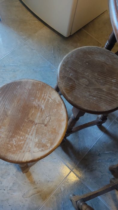 Mesa de madeira e bancos