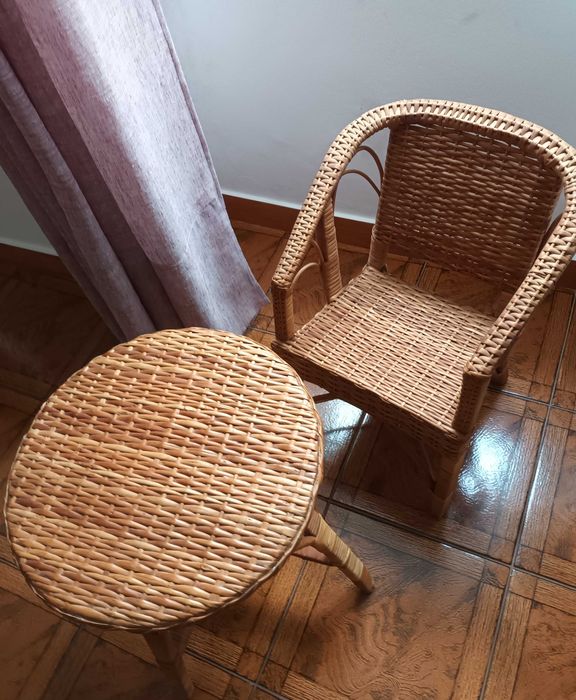Mesa e cadeira de vimes para criança