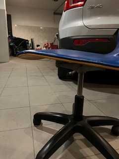Móvel de seis gavetas e cadeira de escritório com rodas em pele azul