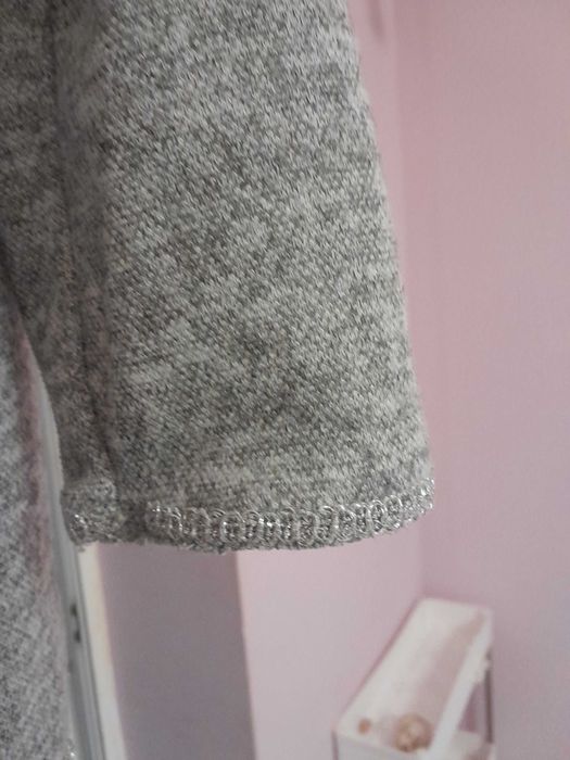 Linda túnica cinza claro com aplicações