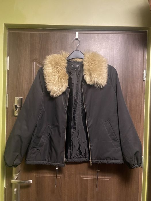 Czarna kurtka bomberka z odpinanym futerkiem Mohito XS S M