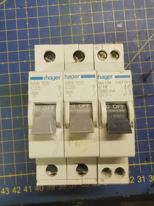 Vários dijuntores tudo 30 €