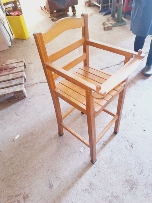 Mesas e cadeiras de madeira