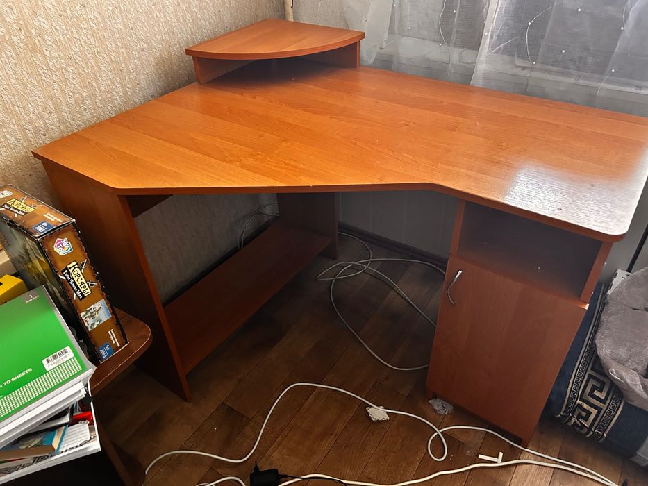 Стіл(офісний, компʼютерний)