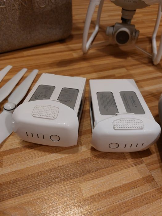 DJI Phantom 4 cały zestaw 2 baterie