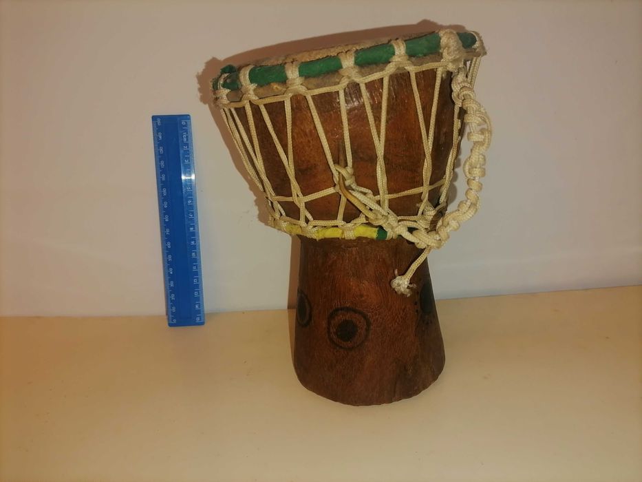 Tambor africano em madeira e pele