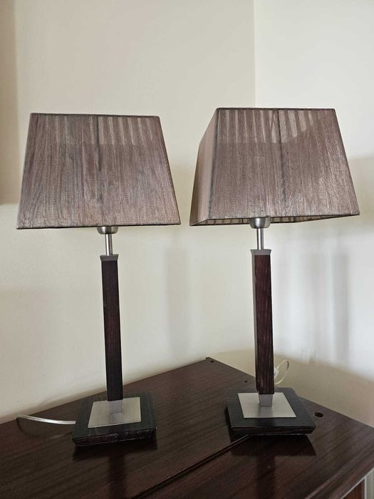 Candeeiros de Mesa Modernos com Base em Madeira Escura e Inox