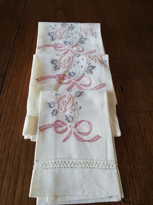 Jogo de toalhas em linho (bordado da lixa)