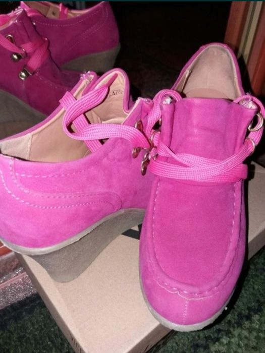 Buty damskie na koturnie