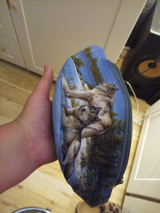 Nerka z grafiką wilków