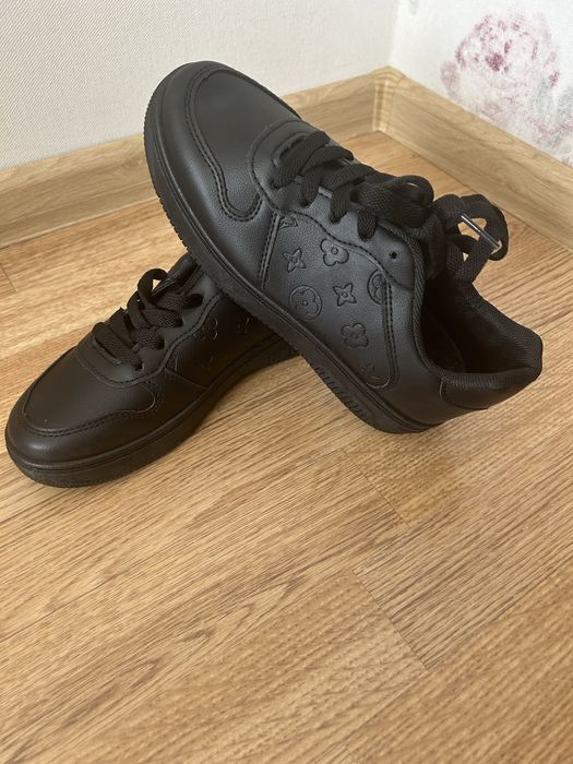 Кросівки жіночі