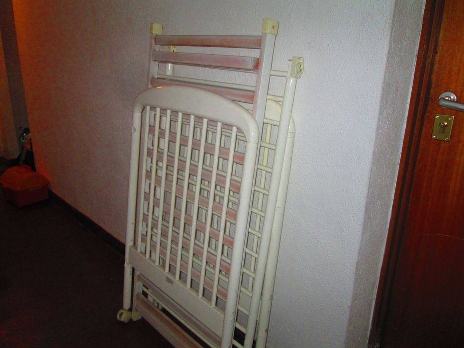 White Lacquered Baby Crib