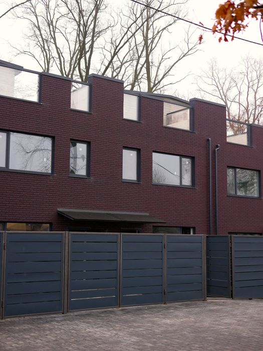 Таунхаус розташований в приватному секторі. Поруч Бучанський парк.