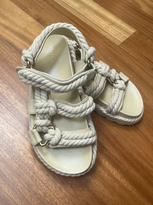 Beżowe sandałki ze sznurkiem Uterque