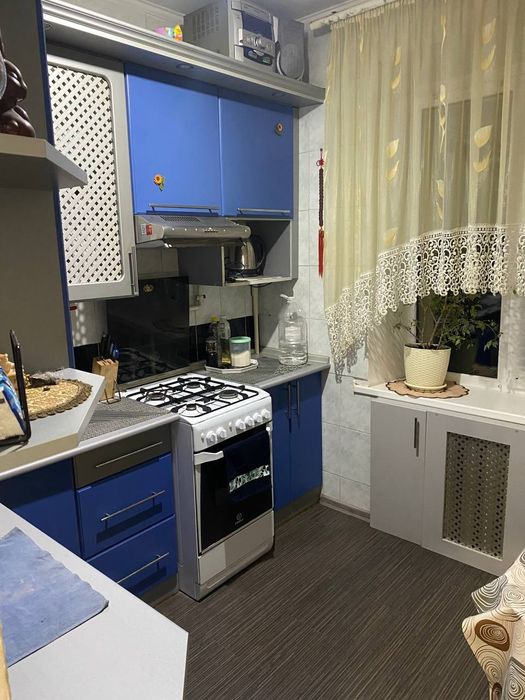 Продається трьох кімнатна квартирара