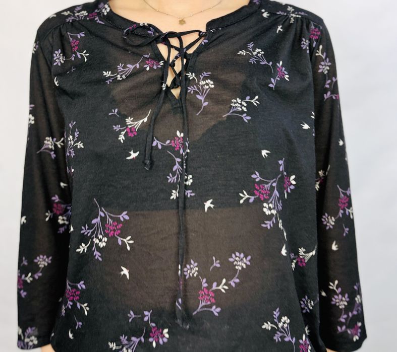 Czarna bluzka w kwiaty z wiązaniem M 38