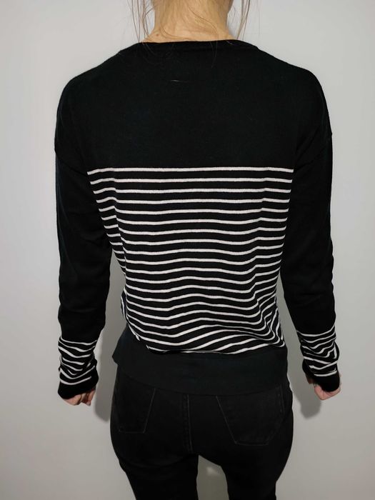 Czarny sweter w paski