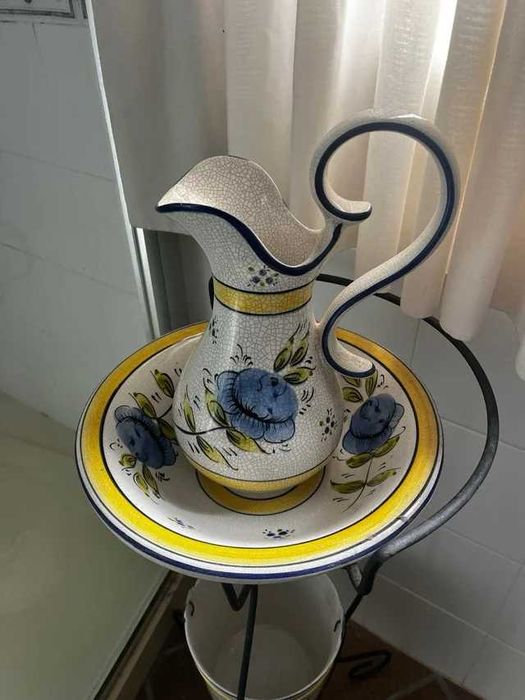 Lavatório em ferro e loiça