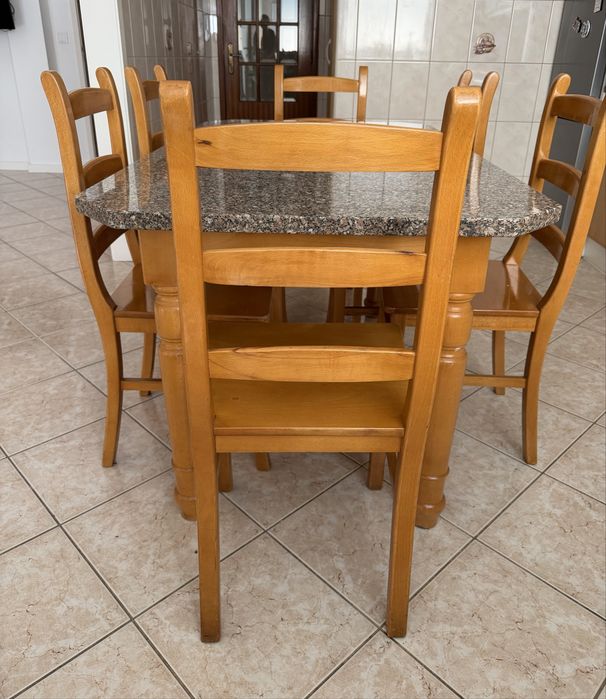 Mesa em pedra e 6 cadeiras
