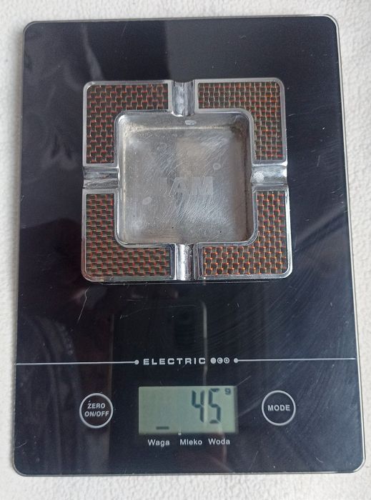 Stara ciężka popielniczka .