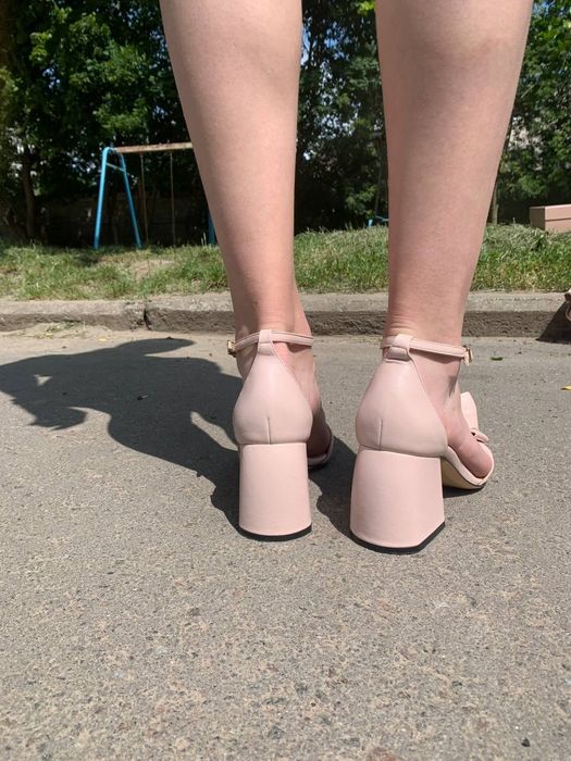 Босоніжки на каблуку