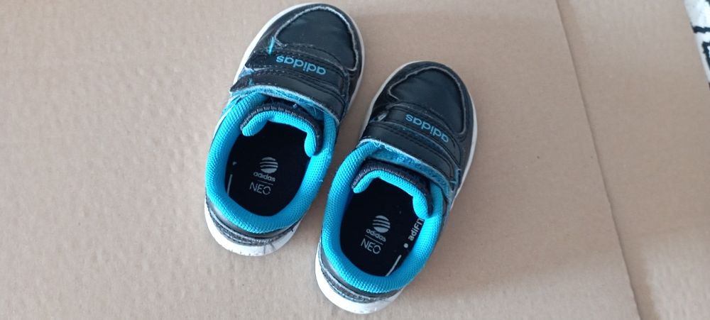 Ténis criança marca Adidas, tamanho 19