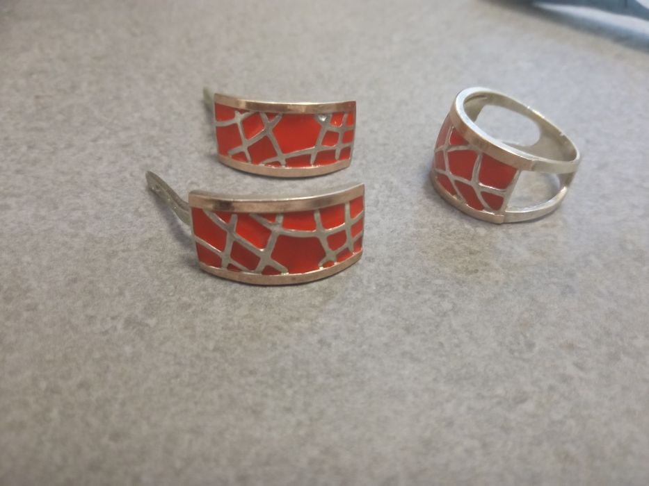 Комплект каблучка 17.0, сережки з емаллю та золотими вставками