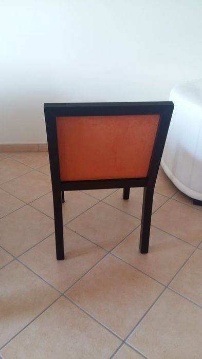 Cadeiras em madeira  estofadas