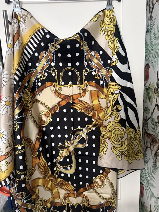 Luksusowa jedwabna chusta Moschino duzy rozmiar na prezent