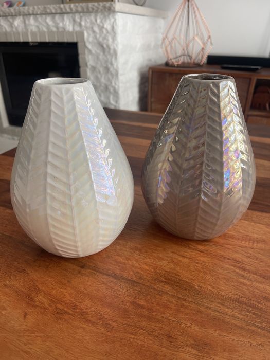 Duas jarras decorativas em tons de pérola