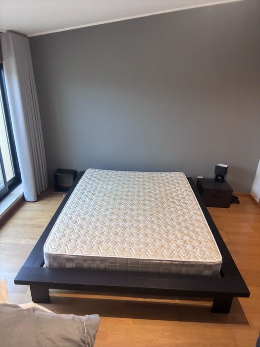 Cama de casal com colchao em madeira preta