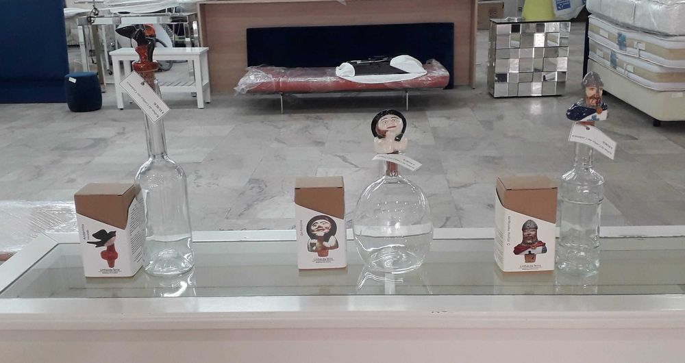 Rolhas com Figuras em Cerâmica Vidrada