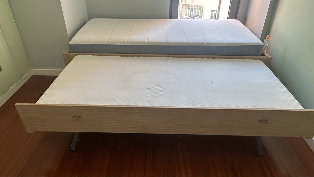 Cama madeira com cama embaixo + 2 colchoes